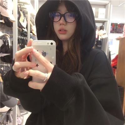 年轻女人
